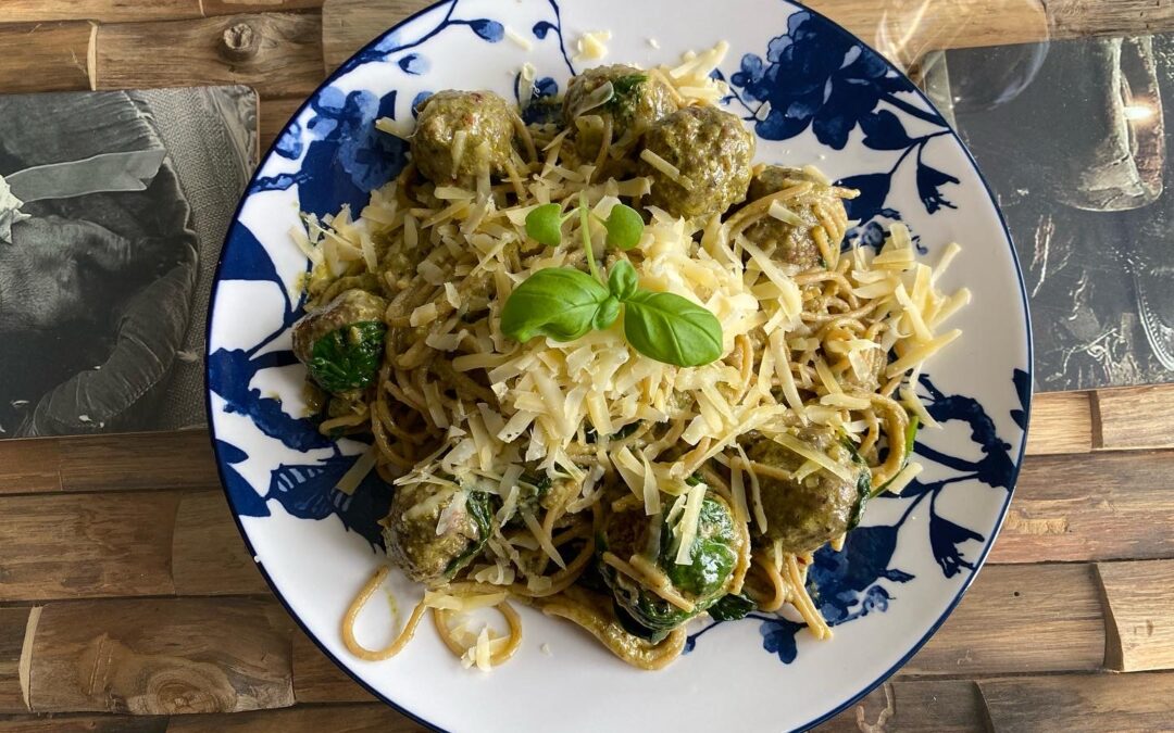 Italiaanse pasta-pesto met spinazie en gehaktballetjes