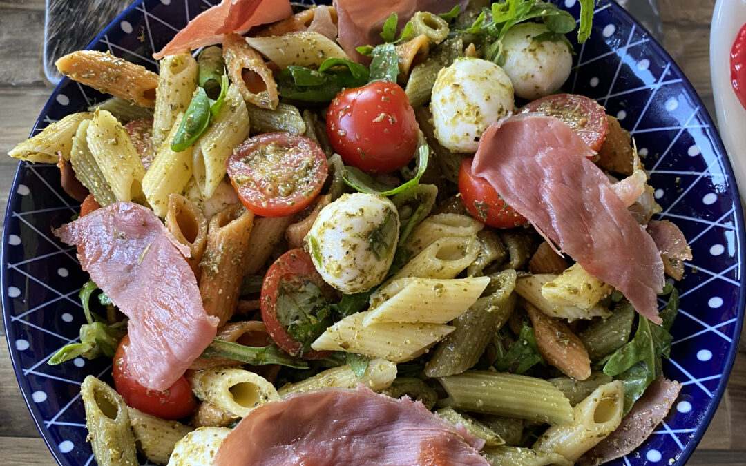 Pasta salade met pesto en parmaham