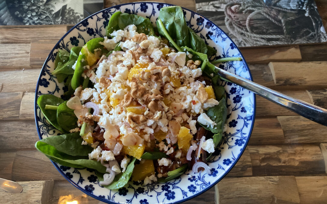 Spinazie salade met feta, dadels en walnoten