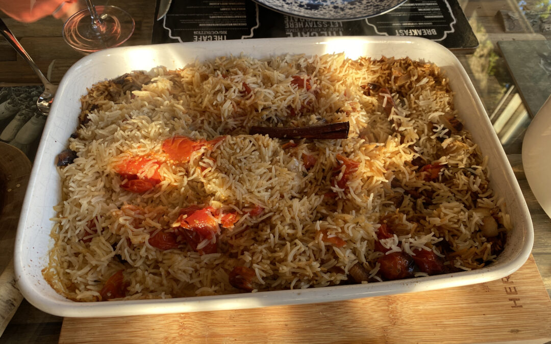 In de oven gebakken rijst met gekonfijte tomaten en knoflook