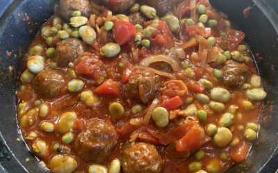 Tajine van tuinbonen en tomaten en gehaktballetjes