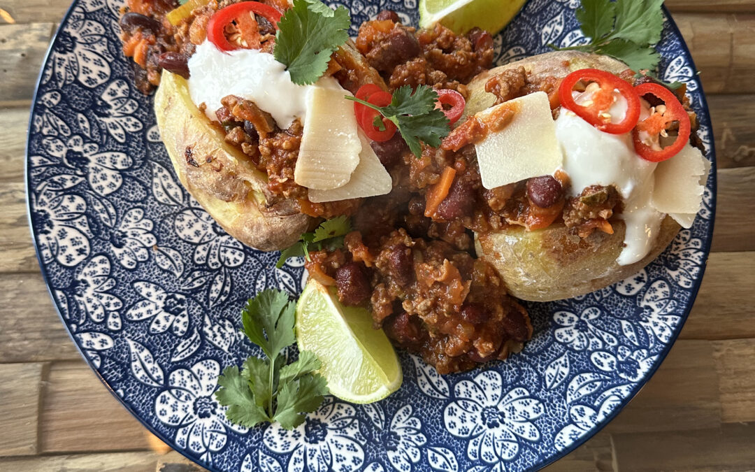 Gepofte aardappels met chili con carne