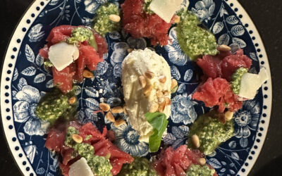 Carpaccio met crème van Parmezaanse kaas en rucolapesto