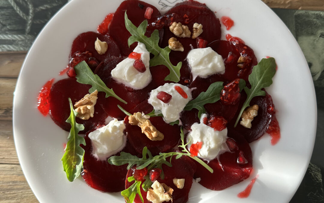 Bieten Carpaccio met burrata en frambozensaus