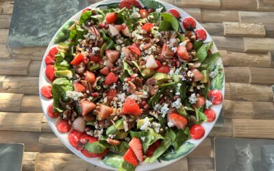 🥗 Aardbei–avocado salade uit eigen tuin (met feta, dadels en granaatappel)