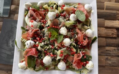 Courgette-komkommersalade met munt, mozzarella en granaatappel