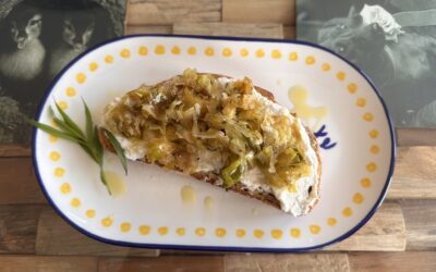 🥖 Crostini met gekarameliseerde prei, romige ricotta en verse dragon